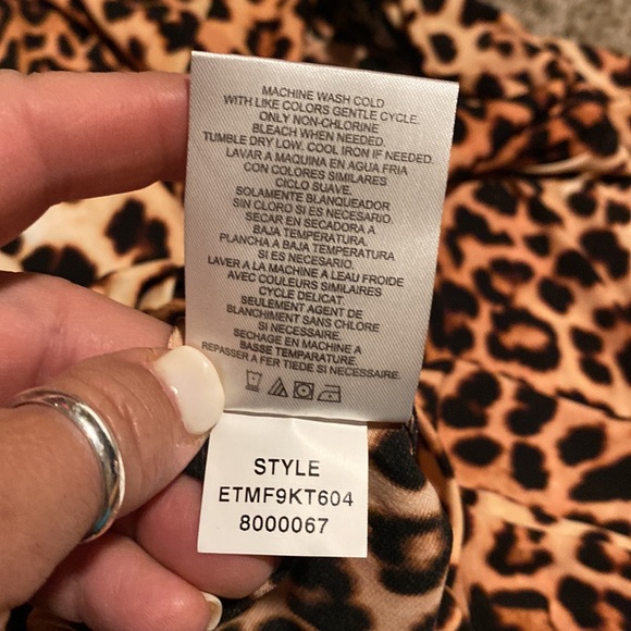 Ellen Tracy animal print lightweight, silky feel turtleneck top (L) EUC - Picture 5 of 12